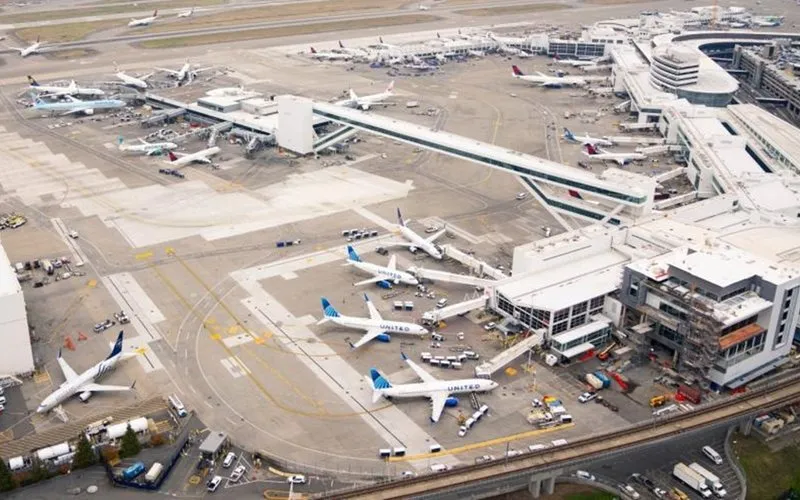 Transporte aéreo global recua em setembro, segundo IATA
