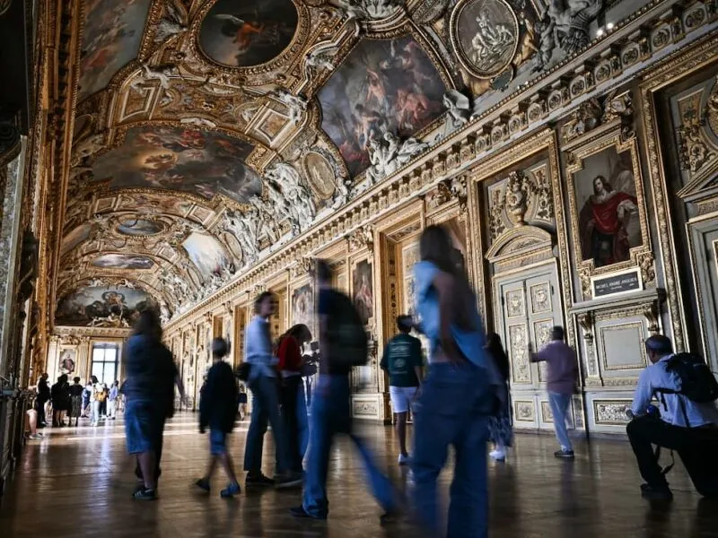 Um ano após roubo de joias, presidente do Louvre quer grande plano de renovação na segurança