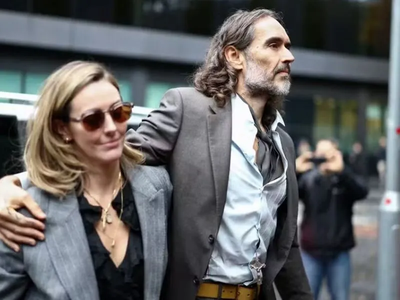 Em julgamento, mulher de Russell Brand diz que monogamia era “difícil” para ele