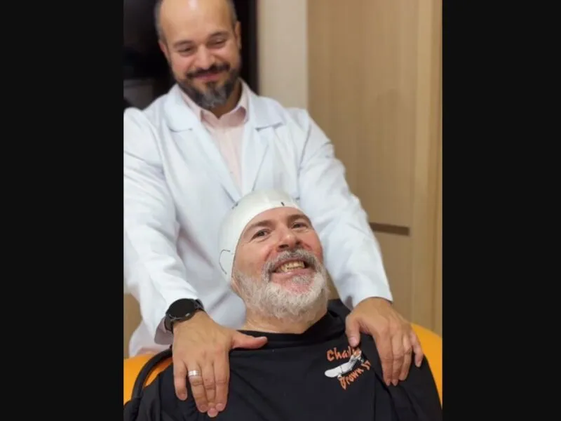 Mingau, do Ultraje a Rigor, surge de pé durante fisioterapia 3 anos após tiro na cabeça
