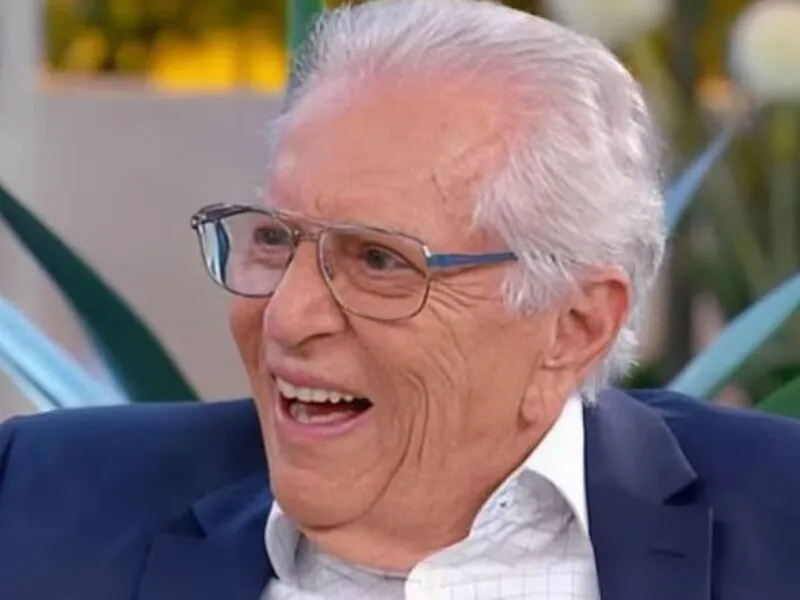 Carlos Alberto de Nóbrega opera o coração para colocar marcapasso