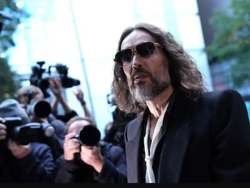 Em julgamento por estupro e agressão, Russell Brand é apontado como “predador e manipulador”
