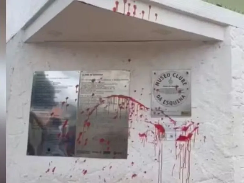 Clube da Esquina, local histórico para a MPB, é vandalizado com tinta vermelha em Belo Horizonte