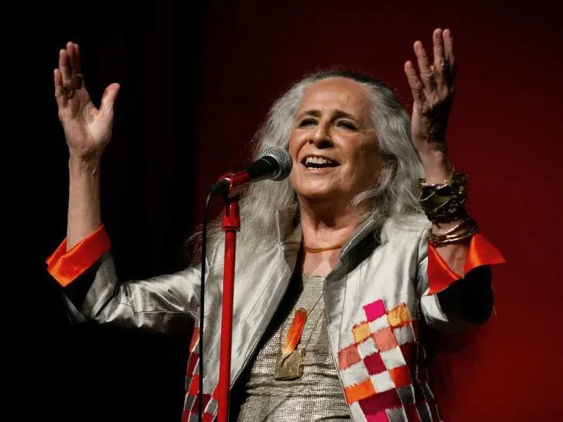Maria Bethânia lança single triplo do show ’60 anos de carreira’, nesta quinta (8)