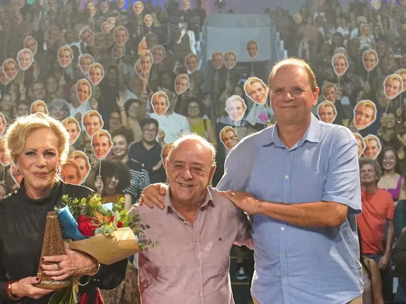 Arlete Salles é homenageada em festival de teatro com máscaras de seu rosto na plateia