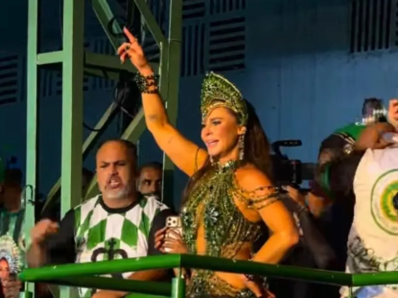 Com selinho de Iza, Paolla Oliveira é coroada rainha de bateria da Imperatriz Leopoldinense