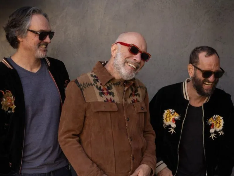 Benzina e Tartamudo unem rock e eletrônica no single “As Ondas Estão no Ar”