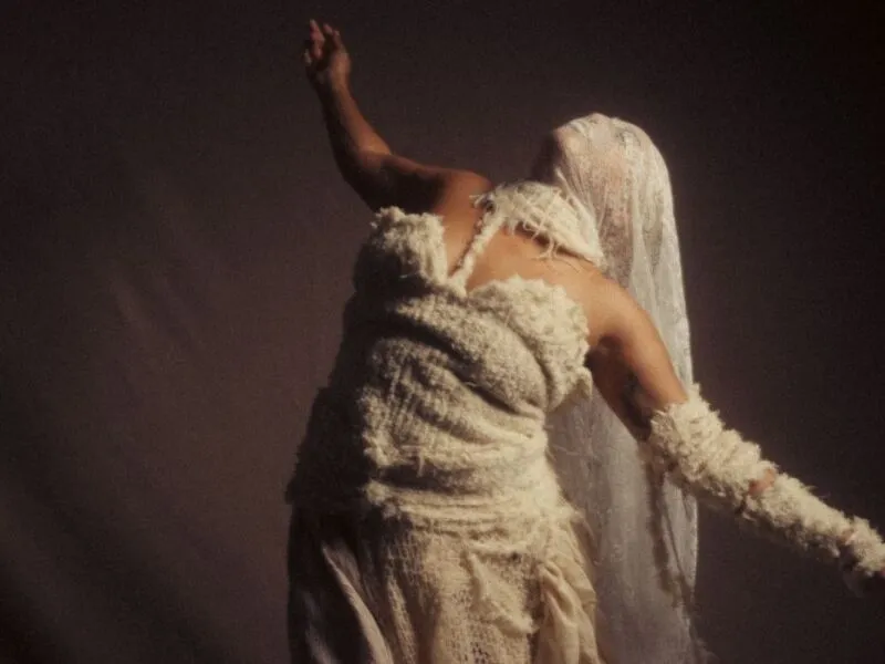 Una Menino costura música, corpo e performance em novo espetáculo no Recife