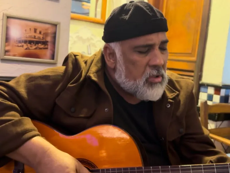 Sinhô Francisco celebra carreira com novo trabalho em show para convidados no teatro Minami