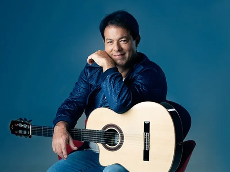 Alex Cohen celebra obra de Roberto Carlos em show no Teatro RioMar