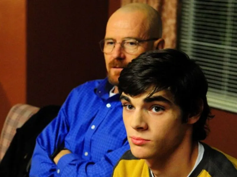 Bryan Cranston lamenta a morte de RJ Mitte, seu “filho” em “Breaking Bad”, e menciona desencontro