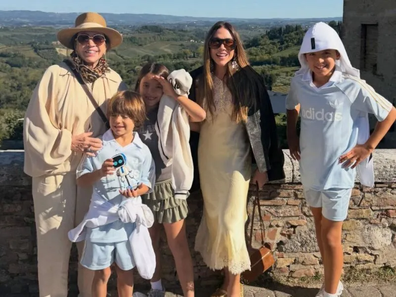 Patrícia Abravanel surge sem aliança em viagem com mãe e filhos