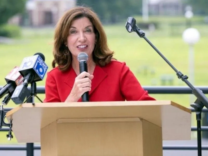 Governadora de Nova York propõe reforma de lei após suposto estupro coletivo em universidade
