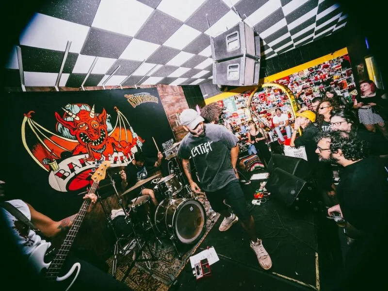 Catïça, banda de punk metal paranaense, já confirmada no Lollapalooza, lança segundo álbum