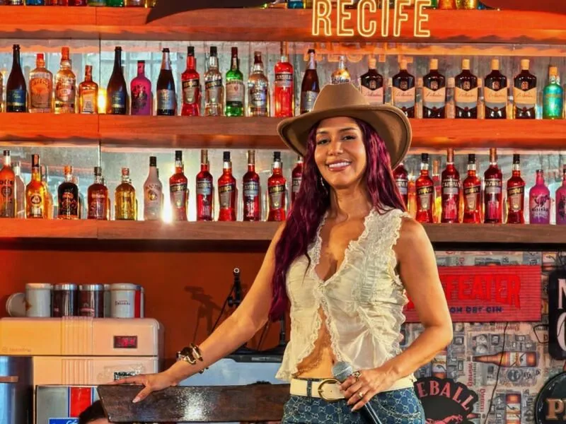 Priscila Senna lança clipe gravado em bar no Recife em ação surpresa; assista