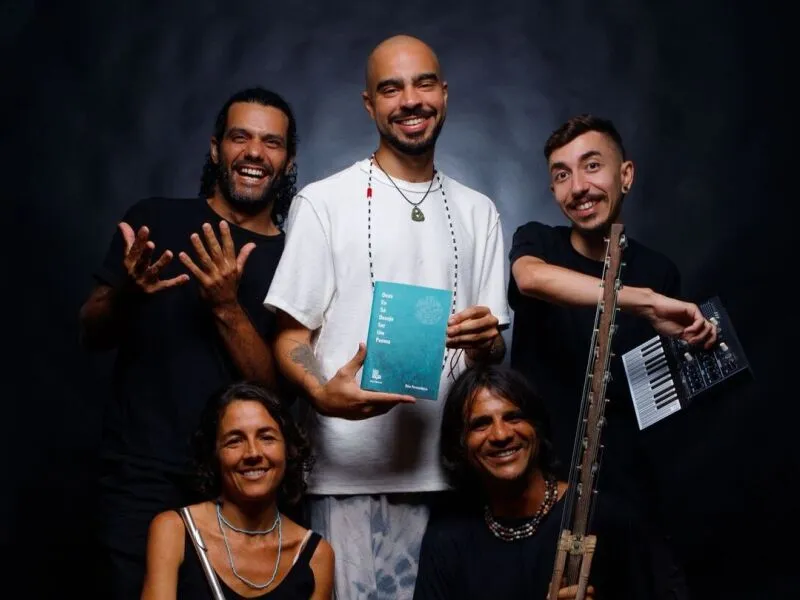 Espetáculo pernambucano transforma livro de poemas em apresentação gratuita no Agreste