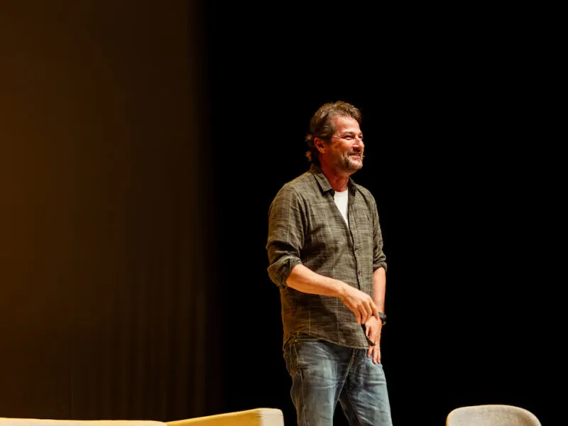 Marcelo Serrado lança livro e apresenta espetáculo “Terapia” no Parque Dona Lindu