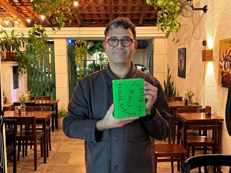 Livro reúne mais de 500 capas de cordel e destaca a gráfica popular nordestina