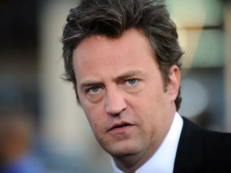 Documentário de Matthew Perry revela início de vício e consequências em “Friends”