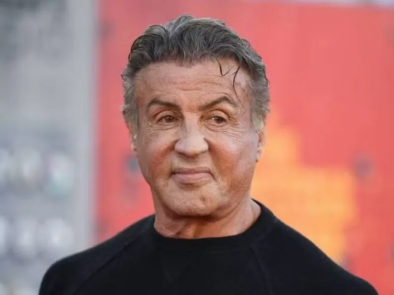 Sylvester Stallone é sincero ao comentar escalação de filha em série: “É claro que é nepotismo”