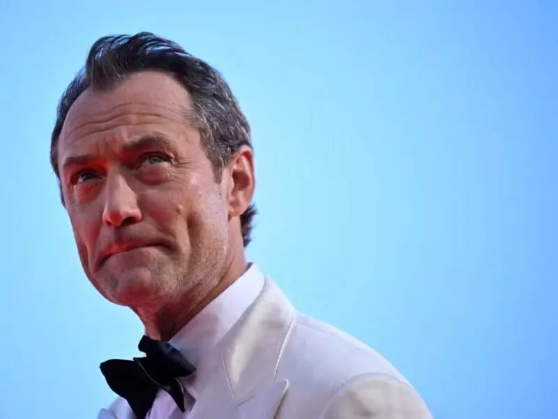 Jude Law será técnico do Liverpool em série do criador de ‘Adolescência’