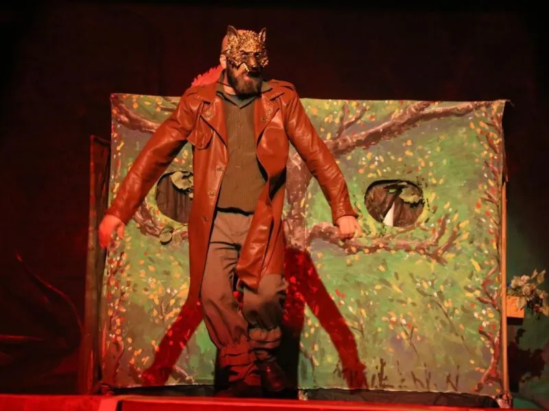 Teatro do Parque recebe “Bonezinho Vermelho” em programação de Dia das Crianças