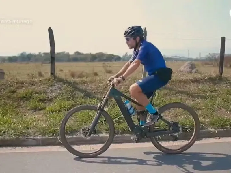 Daniel faz peregrinação de 300 km a Aparecida de bicicleta e atende fãs durante percurso