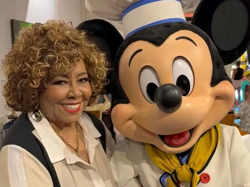 Alcione relembra infância ao ir à Disney e tirar foto com Mickey: ‘Ratinho mais famoso do mundo’
