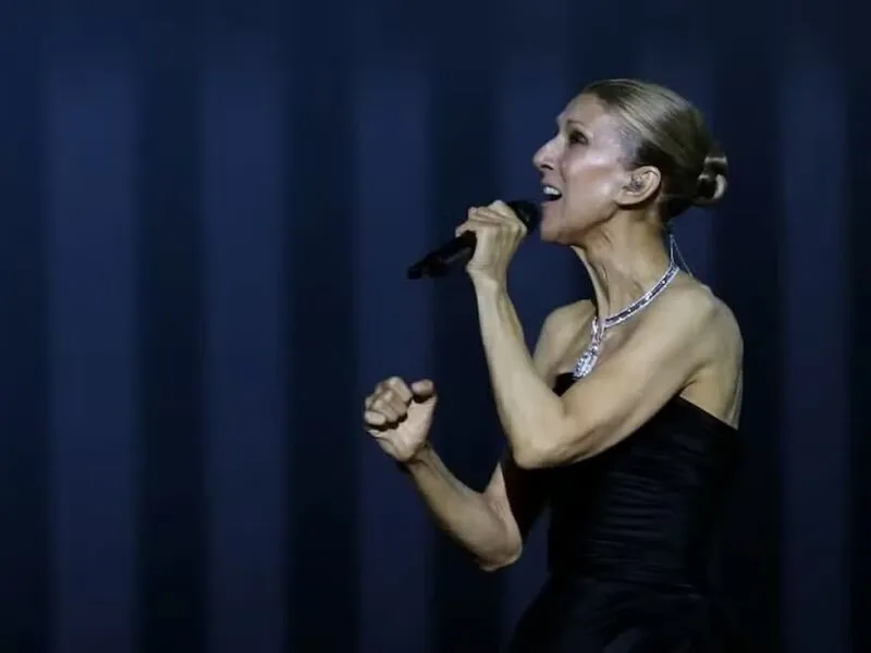 Céline Dion se despede de Paris em seu último show antes de voltar em maio